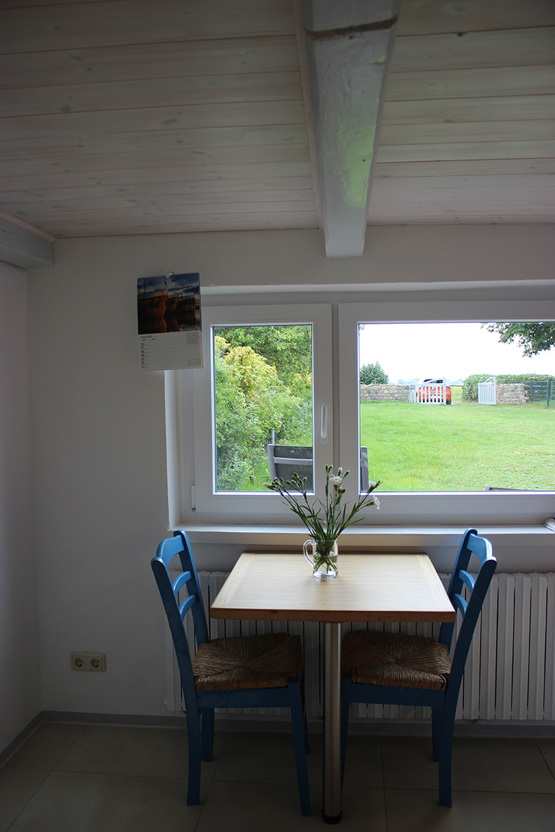 Ferienhaus Fehmarnsund 30 | Essecke mit Blick auf den Garten